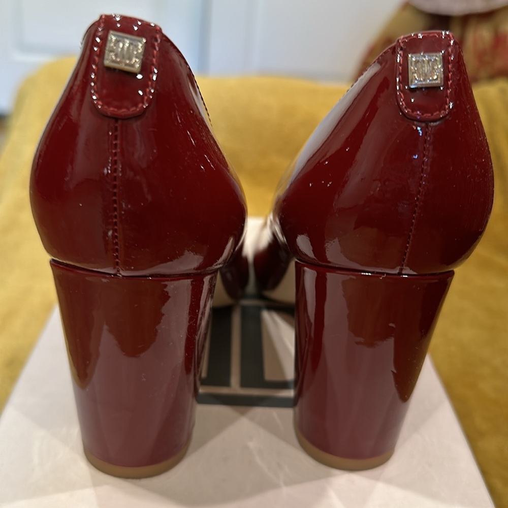 Ivanka Trump Lysa gorgeous pointed toe heels in super condition. Box included - Picture 4 of 6